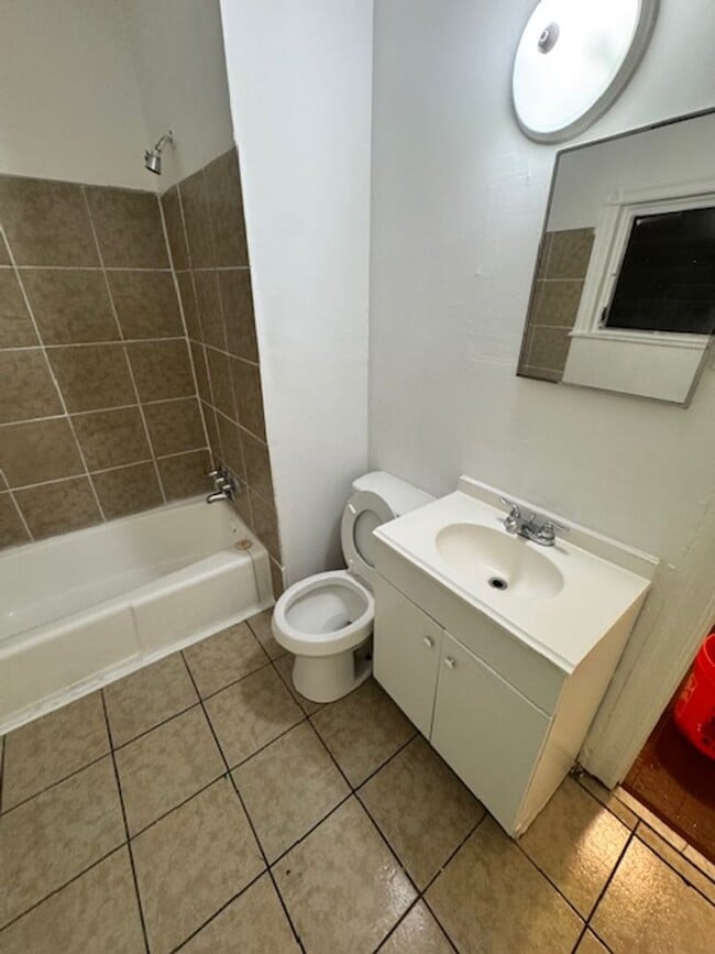 Building Photo - Lovely Home - North Philadelphia