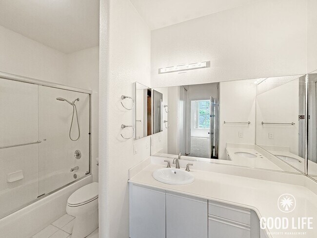 Building Photo - Upgraded 2B/2BA With AC, Washer/Dryer, & Private Patio!