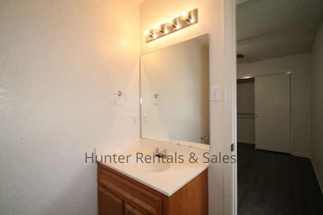 Building Photo - Heights Duplex!