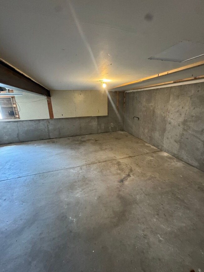 Building Photo - 4 Bedroom - 3 Bathroom just outside of town!