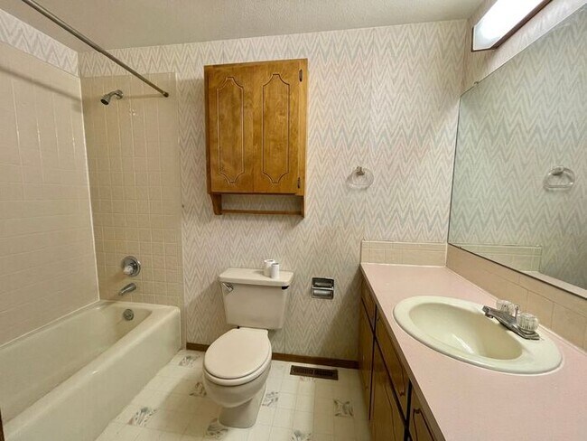 Building Photo - Large 3 Bedroom, 2 Bathroom Home in North Loveland