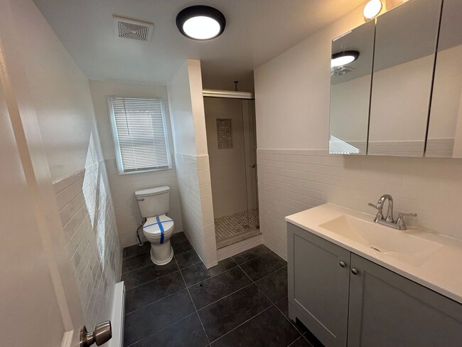 Building Photo - Newly Renovated 5 Bedroom 2 Bathroom Singl...