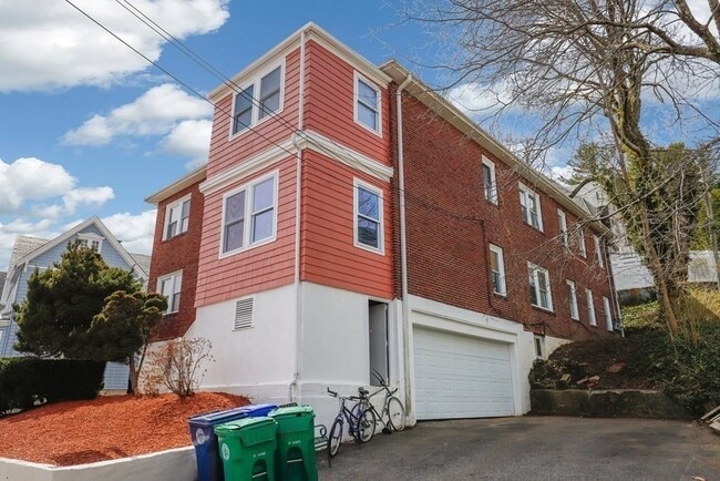 Building Photo - 62 Algonquin Rd
