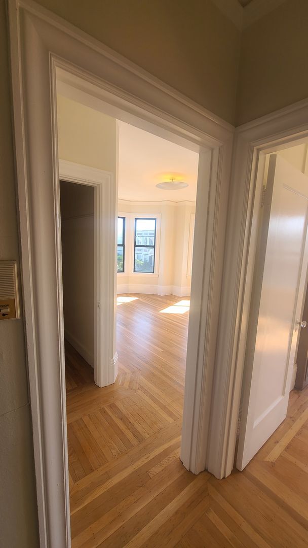 Building Photo - Full of Natural Light & Character Apt in N...