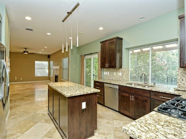 Building Photo - PRELEASING FOR BEGINNING OF JUNE! COME INTO YOUR OASIS!