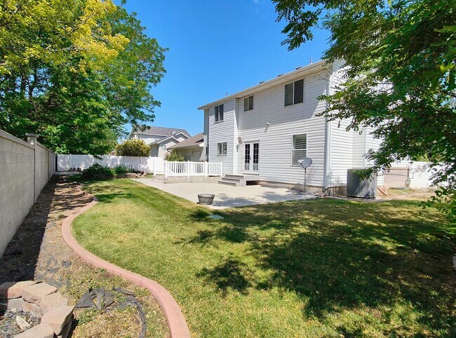 Building Photo - Beautiful 5 Bd 3.5 Ba Home w/Mother-In-Law...