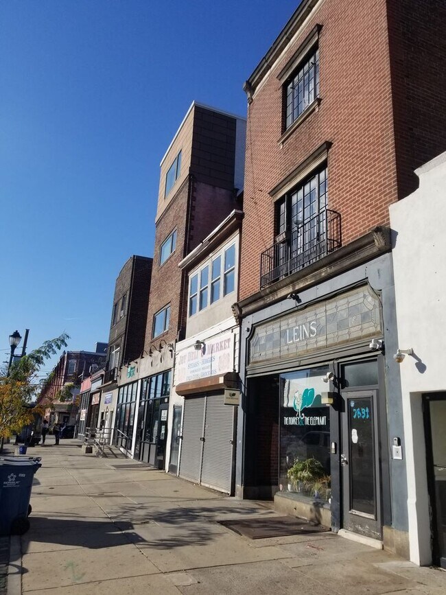 Building Photo - 2831 W Girard Ave