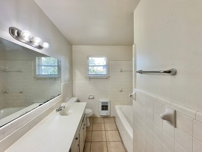 Building Photo - Discover this 3/2 home located in Mid-town...