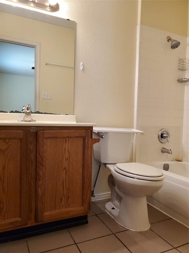 Building Photo - 2210 N Celia Dr
