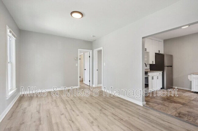 Building Photo - 506 E Linus St