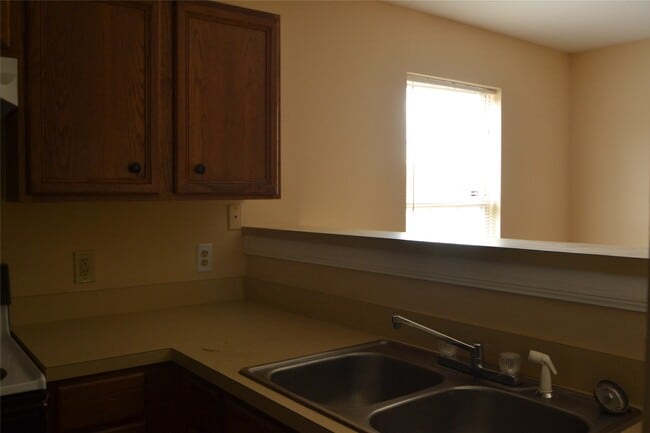 Building Photo - 304 Dell Ct