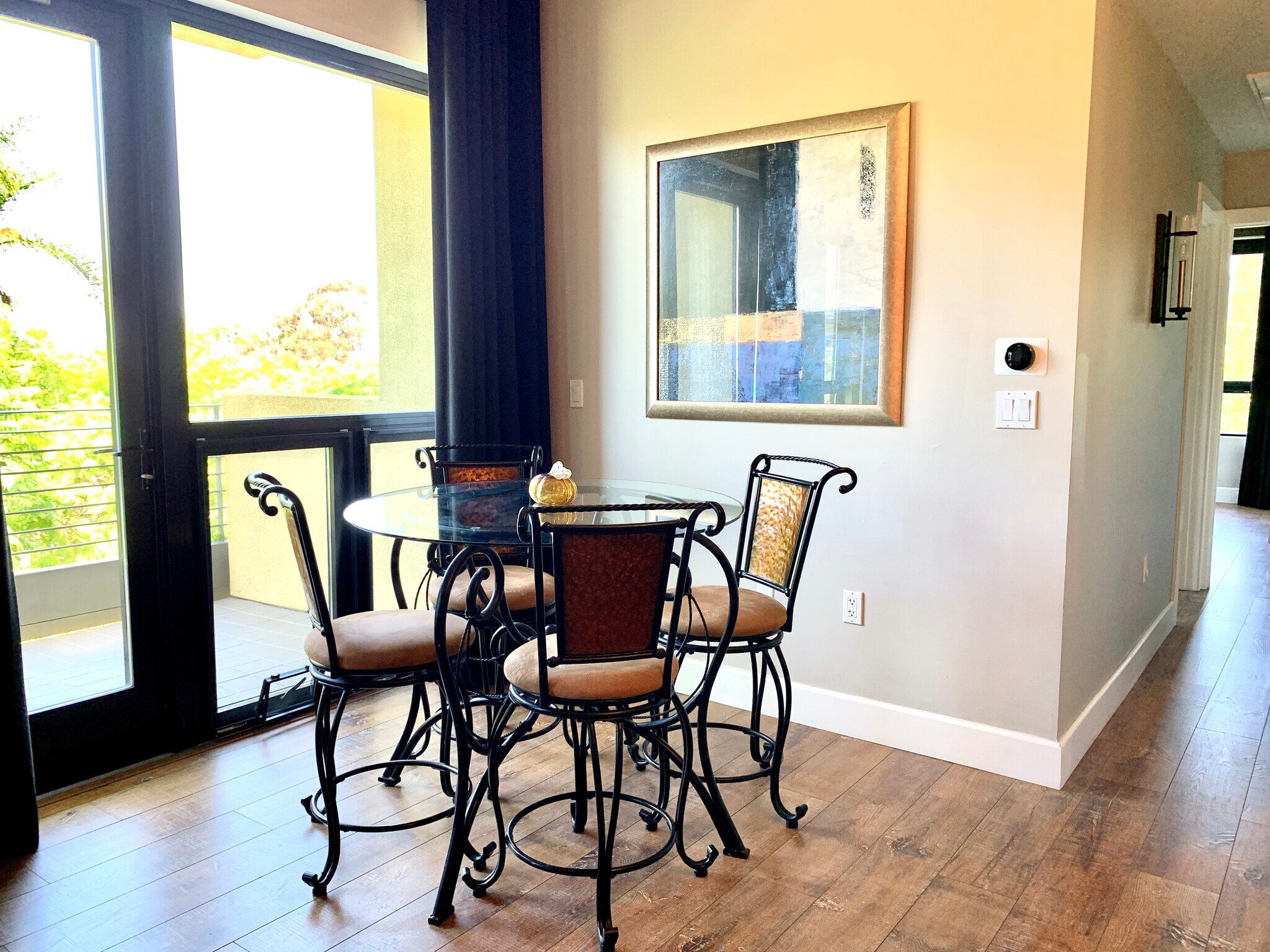 Dining area with access to balcony - 889 Date St