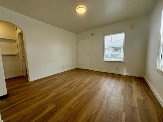 Building Photo - Newly Renovated 1 Bedroom in West Adams