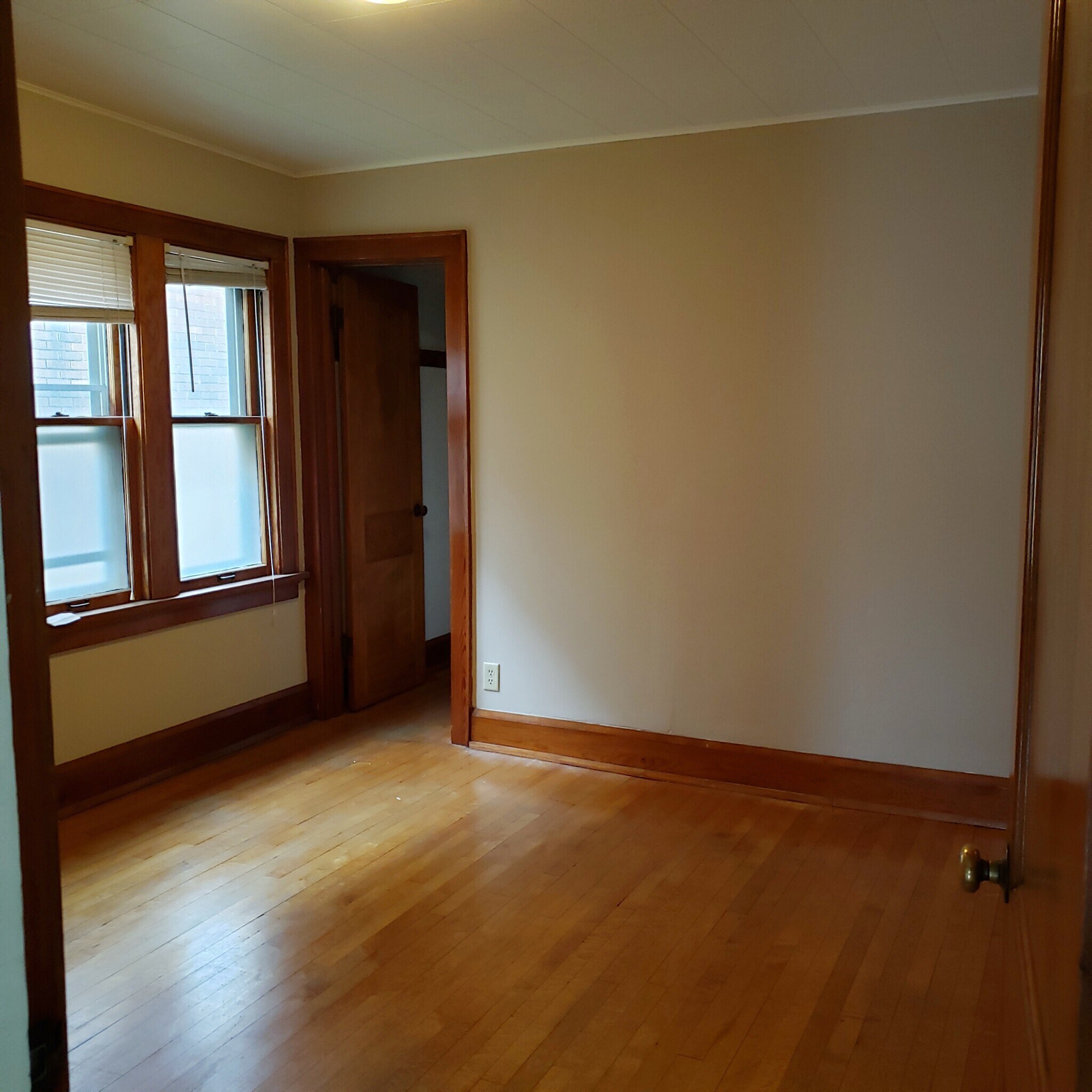 Front bedroom - 3360 S Kinnickinnic Ave