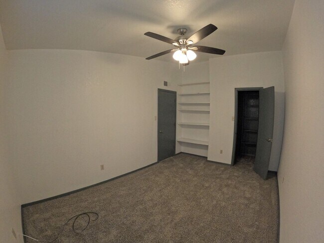 Building Photo - 2717 Fairway Dr