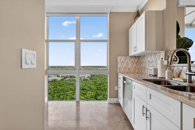 Building Photo - 700 E Boynton Beach Blvd