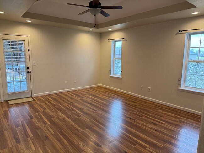 Building Photo - Immaculate home in Gentry close to schools