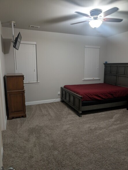 Building Photo - 3209 Grapevine Ct W