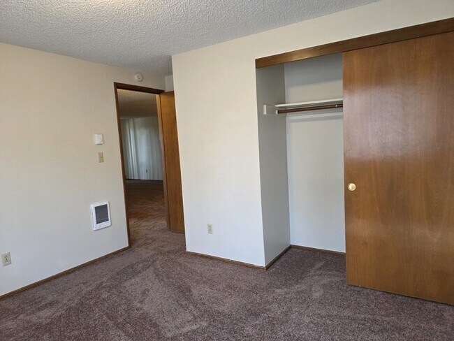 Building Photo - 2022 E 6th St