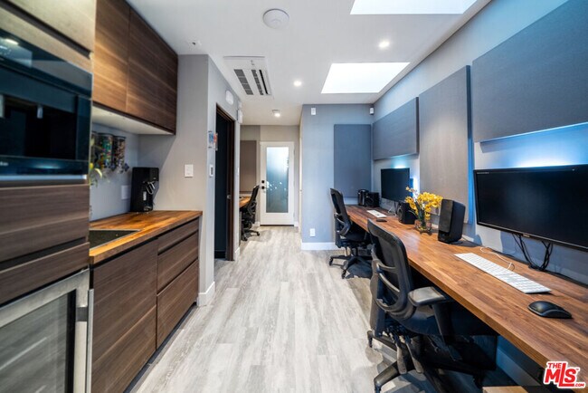 Building Photo - 3769 Greenwood Ave