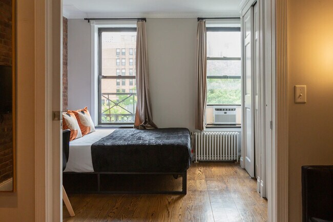 Building Photo - 689 10th Ave