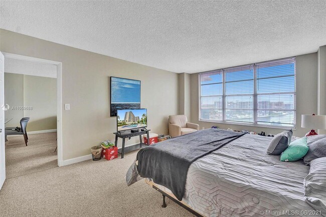 Building Photo - 3800 S Ocean Dr