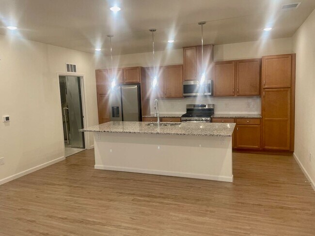Building Photo - MODERN LUXURY 2BD/2BA/2CAR CONDO in Briargate