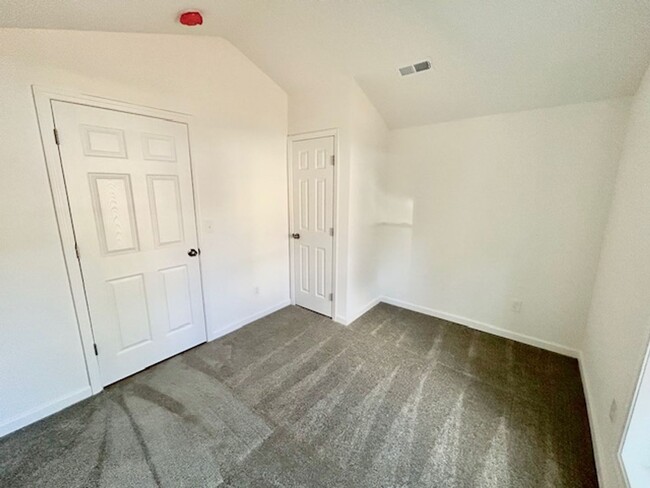 Building Photo - CHARMING 3 BEDROOM HOME - NEWLY RENOVATED!