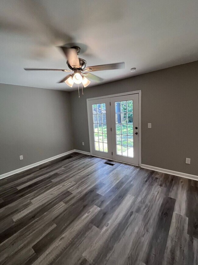 Building Photo - Available May 1st. Totally Remodeled 3 BR/2 BA