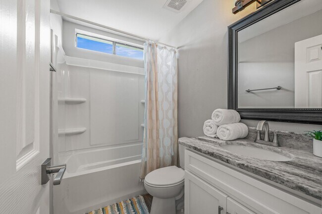 Building Photo - Stunning 4 bedroom with two bonus spaces, ...