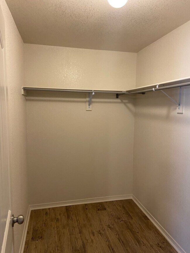 Building Photo - Pre-Leasing Now | Open-Concept 3-Bedroom Home in Fairview Haven