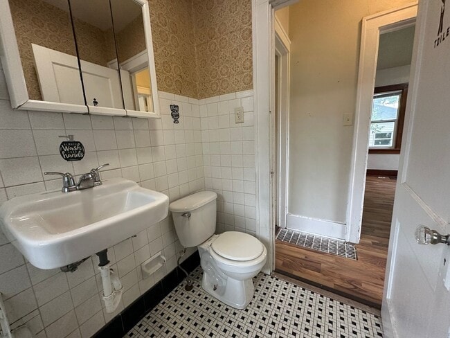 Building Photo - 2 bed, 1 bath home for rent in Waterloo