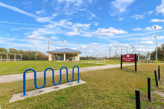 Building Photo - 902 W Alsobrook St