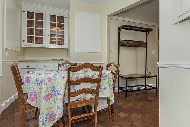 Building Photo - 244 Clifton St