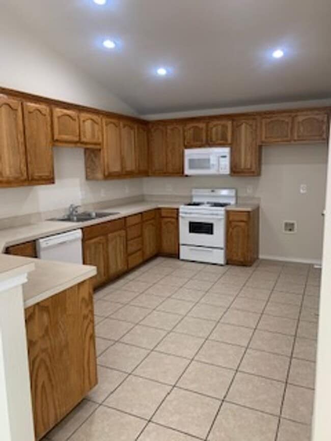 Building Photo - 3/2/2 Starter HOME!