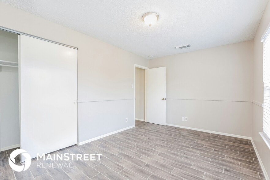 Building Photo - 8011 Chestnut Barr Dr