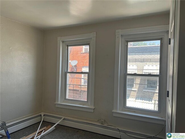 Building Photo - 740 Laufer St