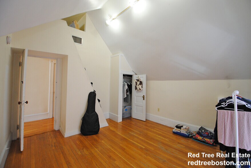 Building Photo - 1678 Beacon St