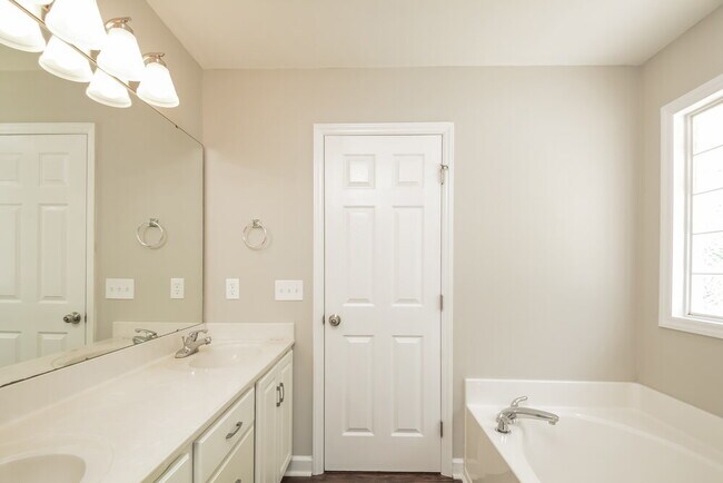 Building Photo - 508 Lakeview Ave