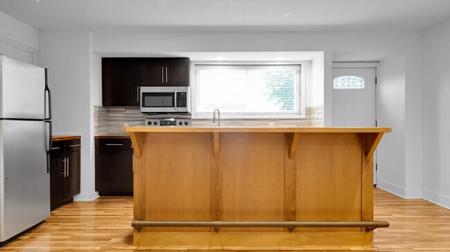 Building Photo - 8325 SW Terwilliger Blvd