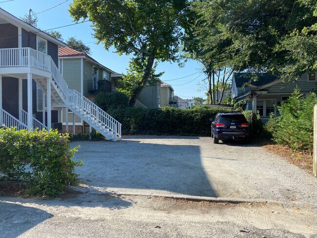 Building Photo - 2 Bedroom 1 Bath Apartment - Downtown Charleston