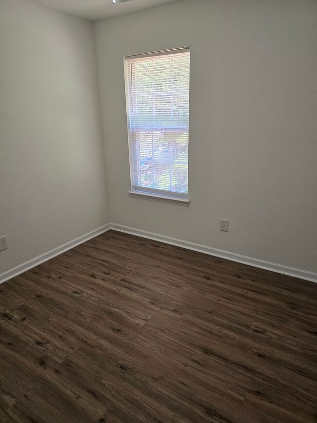Building Photo - Located in Parkers Xing a home with 4BR/2....