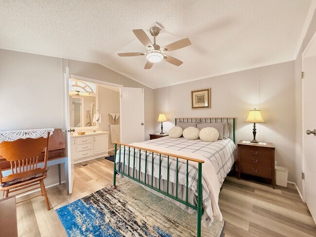 Building Photo - Recently renovated-3 bedroom/2 bathroom home-fully furnished-located in Tanglewood Subdivision