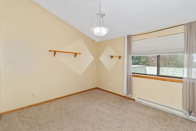 Building Photo - Redlands Escape - 2 Bedroom Condo with sunroom!