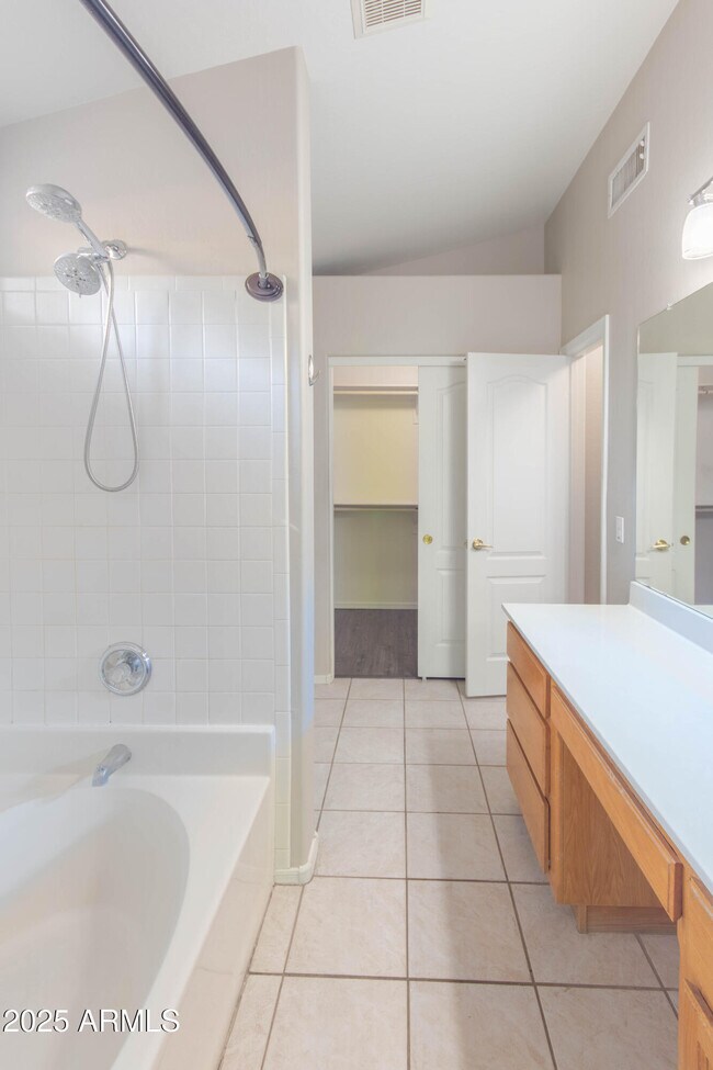 Building Photo - 213 W Caroline Ln