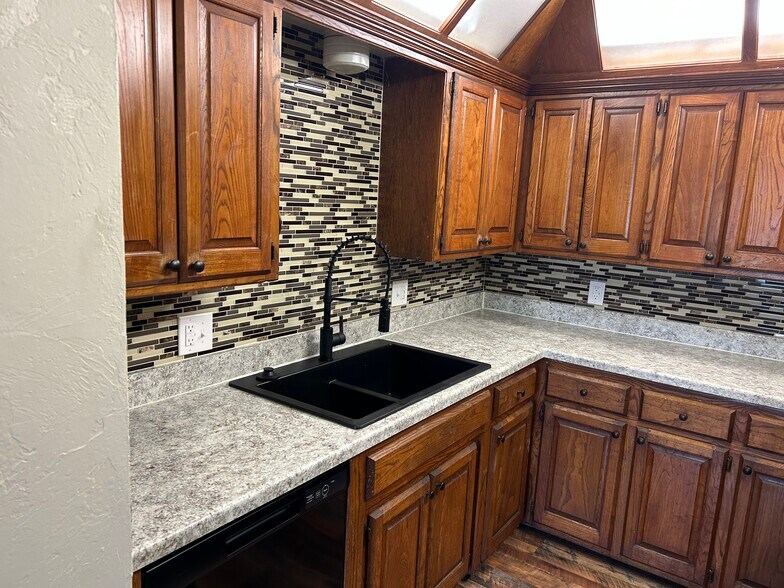 Building Photo - 607 N Robin Way