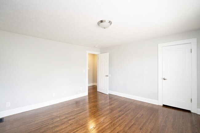 Building Photo - 438 Columbian Ave