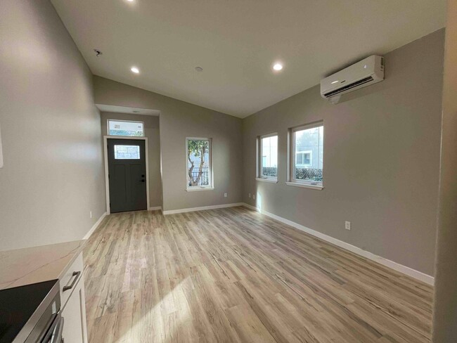 Building Photo - Stunning New Downtown 1 Bedroom