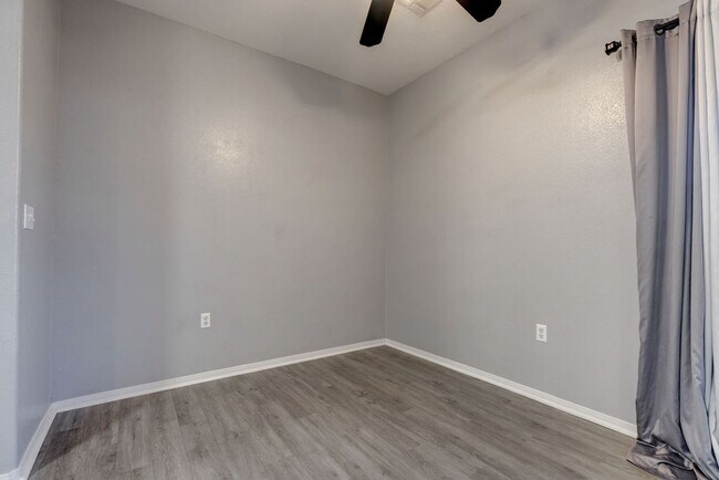 Building Photo - 855 N Stephanie St