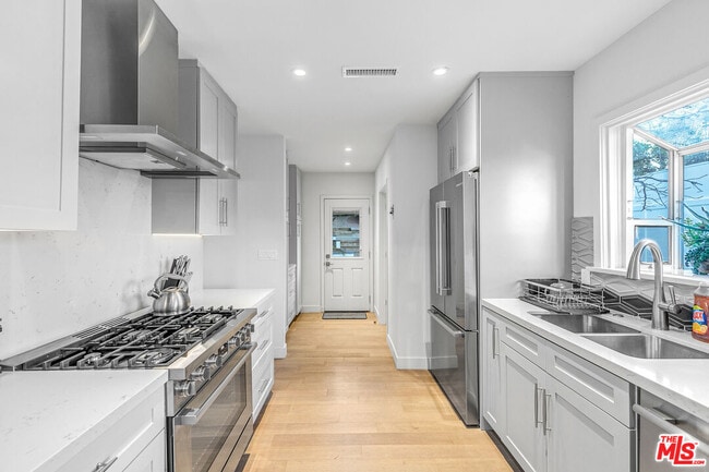 Building Photo - 3935 Kentucky Dr